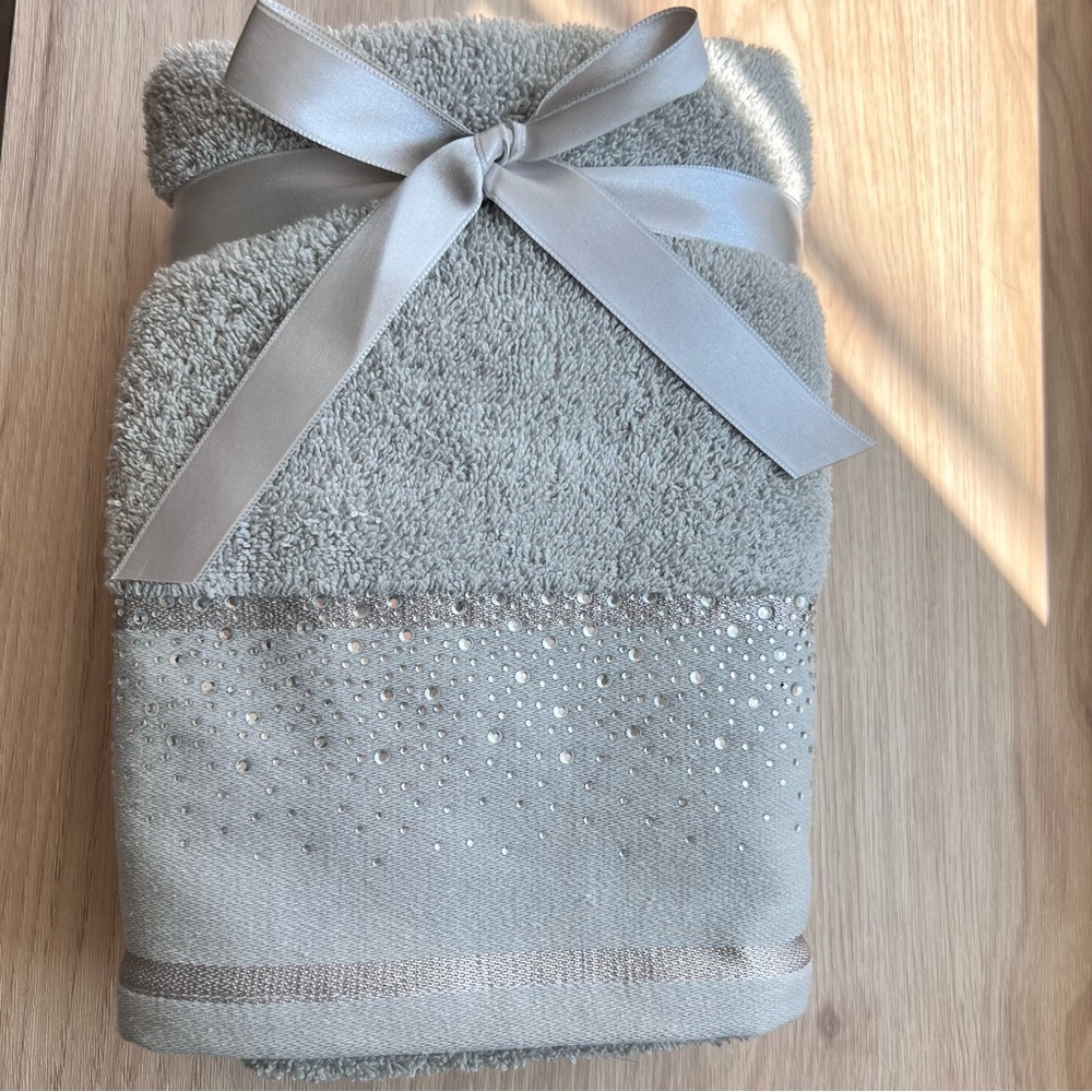 NWT❗️Elegant Gray Bath Hand Towel Set